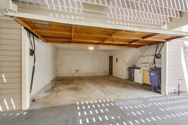 Building Photo - Spacious Townhome in University City for Rent!