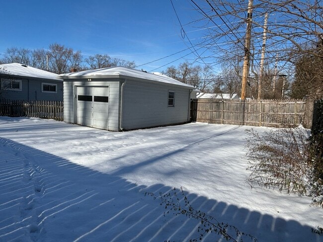 Building Photo - Charming 3 Bed 1 Bath with 1 Car Garage!