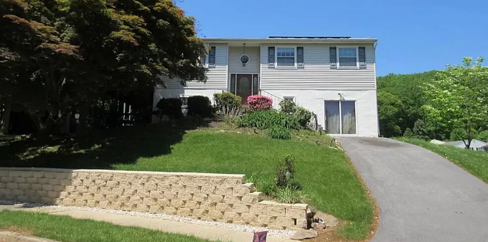 Front of the house - 113 Glen Ridge Dr
