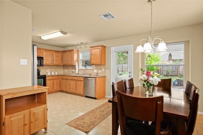 Building Photo - 921 Gentry Dr