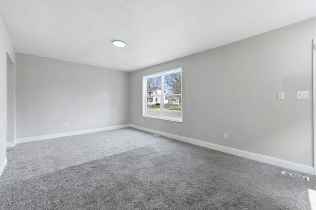 Building Photo - 3-Bedroom w/ New Kitchen Appliances