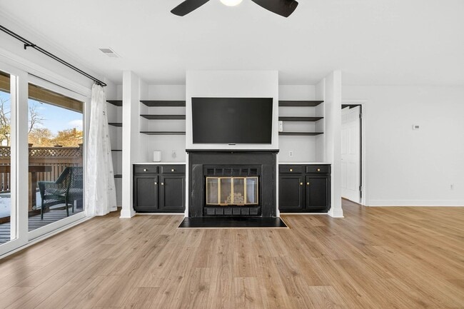 Building Photo - Very Nicely Update Condo in Prime Location!