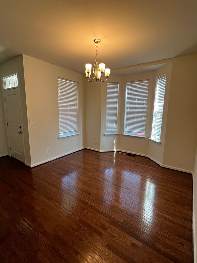 Building Photo - THREE BEDROOM TOWNHOME- PARKLAND SCHOOLS