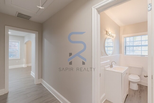 Building Photo - Move-In Ready All-Electric Home in Desirable Venetian Hills