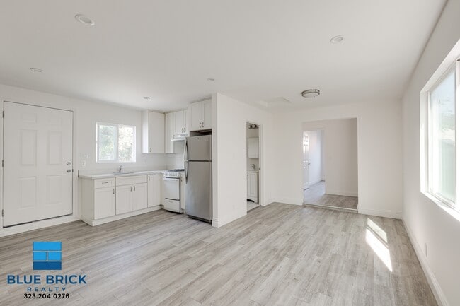 Building Photo - 14025 Victory Blvd