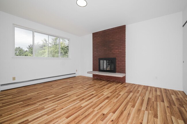Building Photo - Versatile 5 Bedroom Retreat with Office and Outdoor Living in Burien