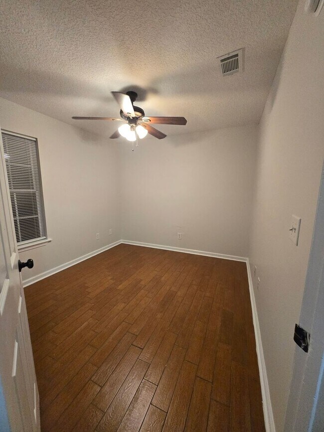 Building Photo - 142 Leeswood Cir