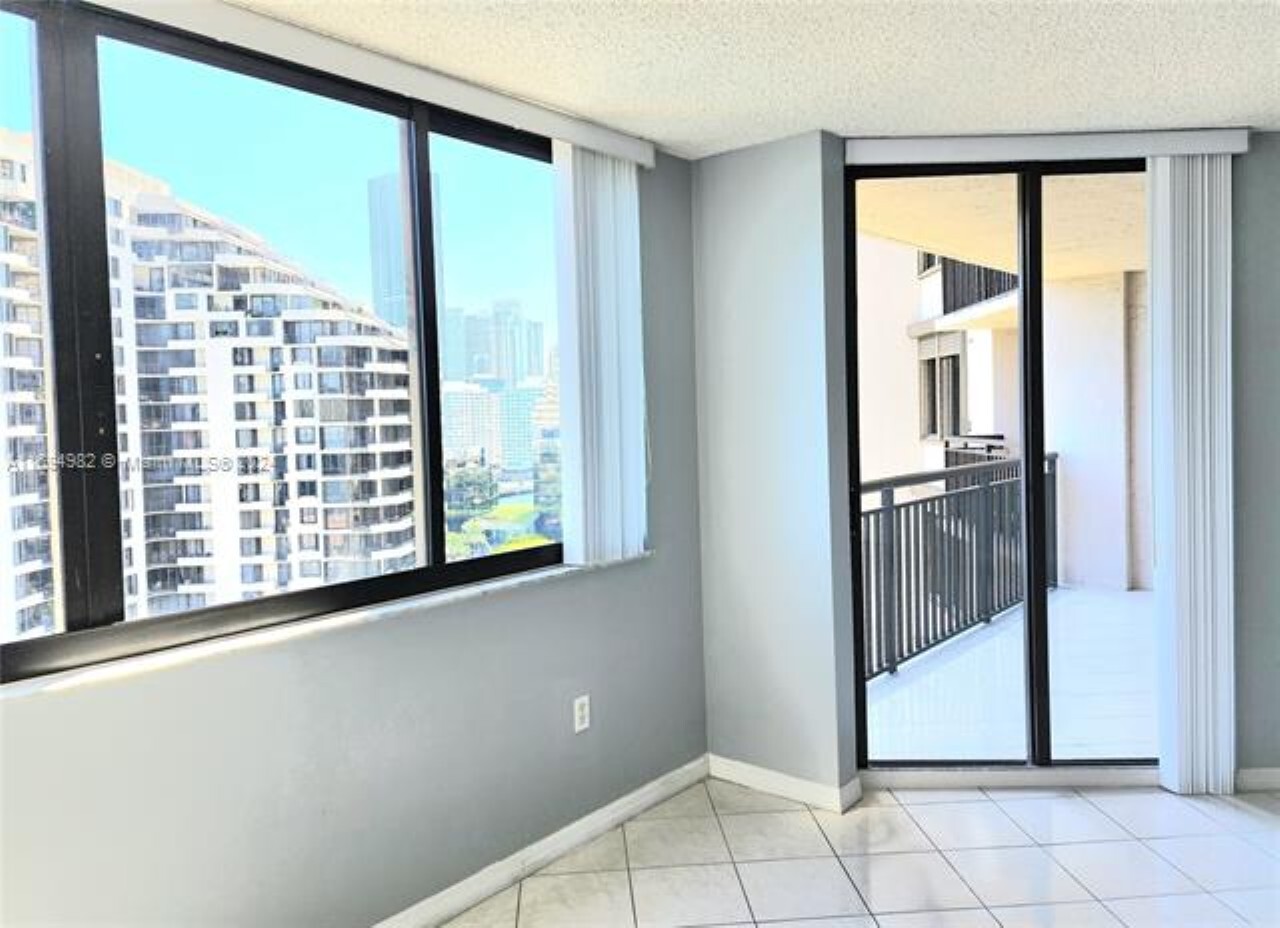 Building Photo - 540 Brickell Key Dr