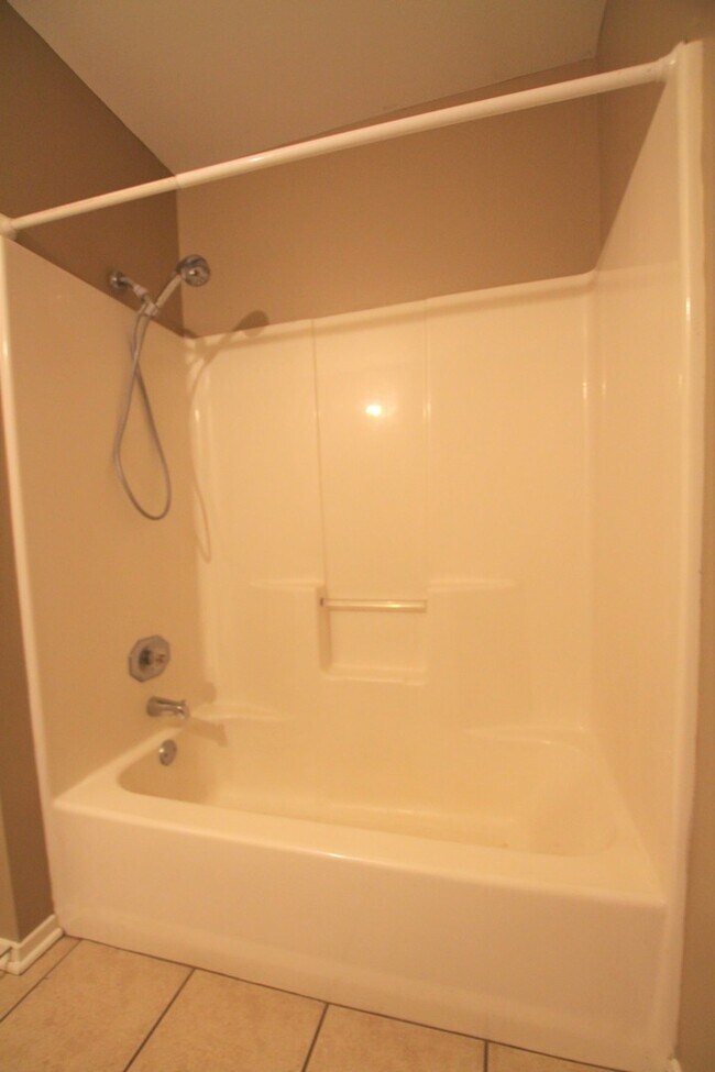 Building Photo - 447 Redbud Cir