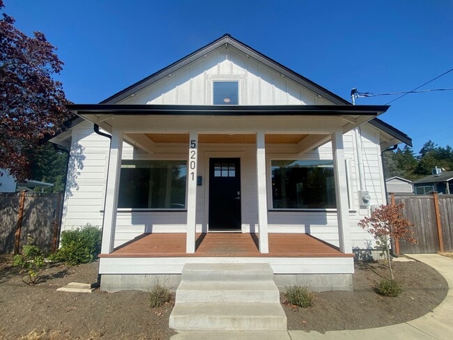 Primary Photo - Vintage University Place Four Bedroom