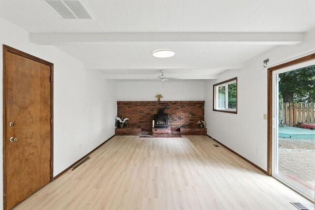 Building Photo - Refreshed 3 Bedroom Ranch In NE Portland
