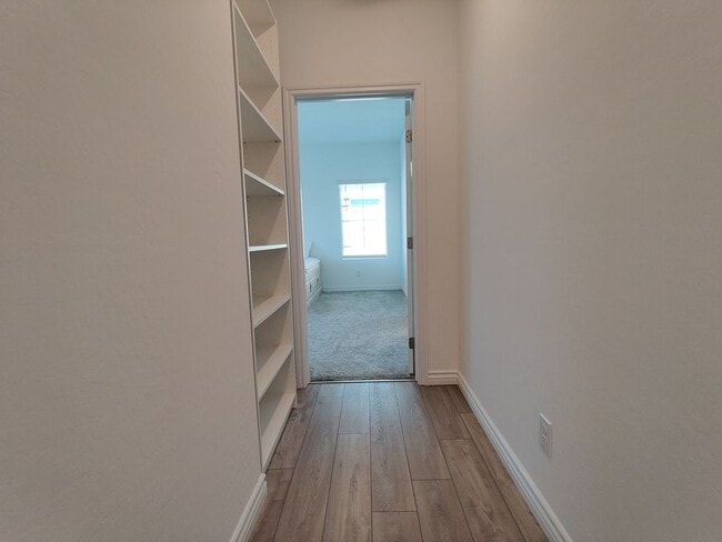 Building Photo - Like New 2 Bed 2.5 Bath Condo