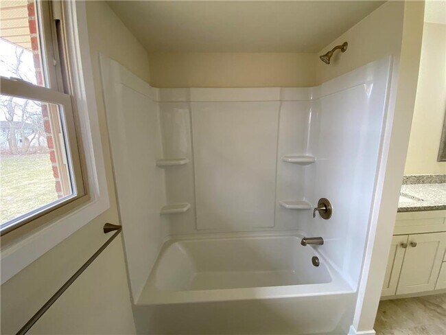 Building Photo - 124 Robert Dr