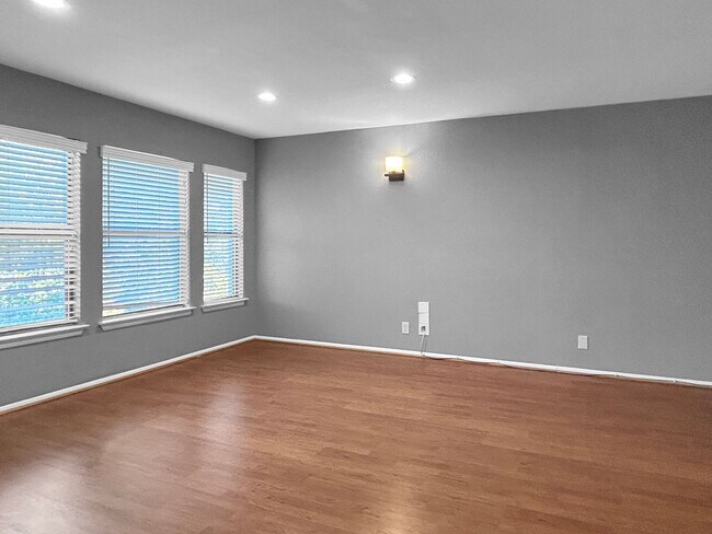 Building Photo - Freshly Updated 4-Bedroom Home with Pool, Fireplace & New Flooring in Universal City