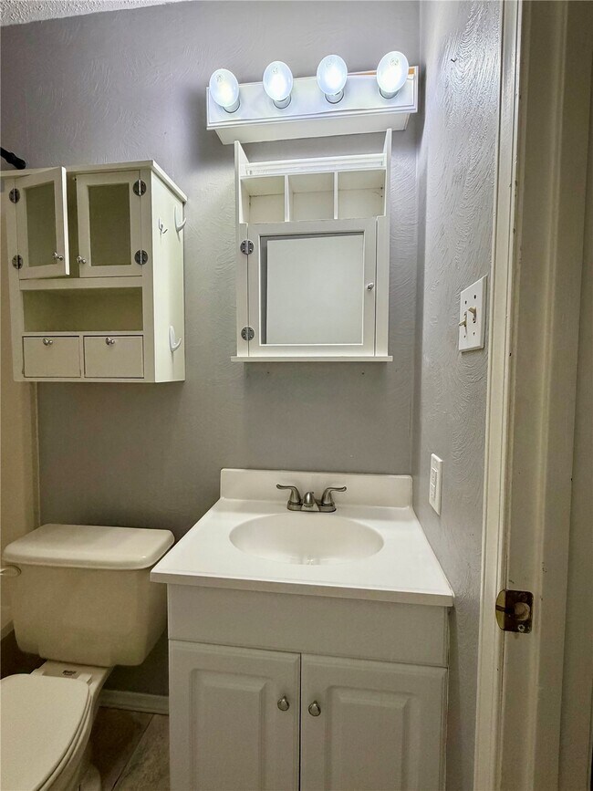 Building Photo - 895 Delray Dr