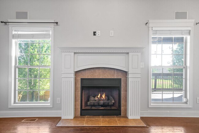 Building Photo - Three Bedroom with Bonus on Exit 8!