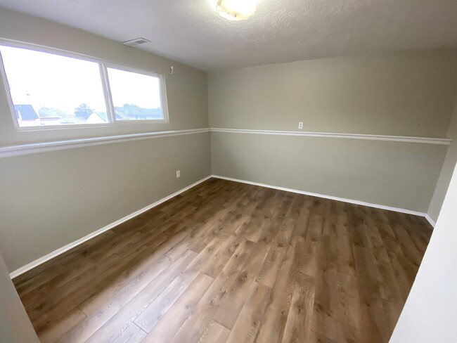 Building Photo - 1137 E Webster Dr