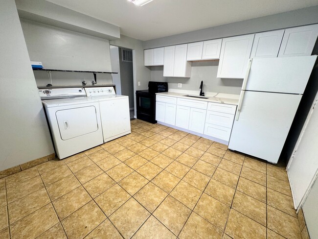 Building Photo - Two-Bedroom Apartment in South Salt Lake!