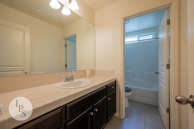 Building Photo - Fresno SouthEast Home, Gated Community, Clovis Unified School District, 3BR/2.5BA