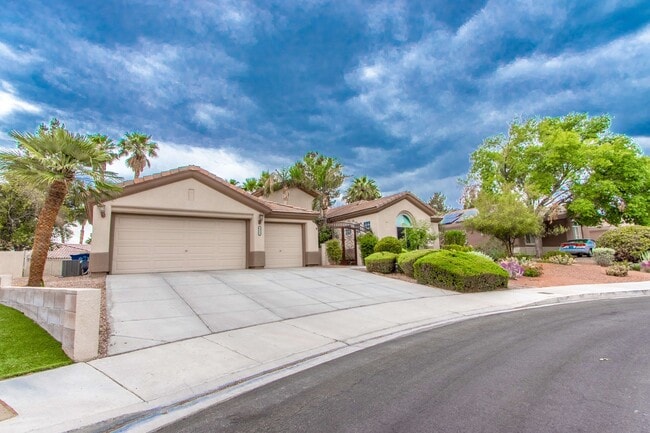 Building Photo - GORGEOUS MOVE IN READY SINGLE-STORY 4-BEDROOM HOME!