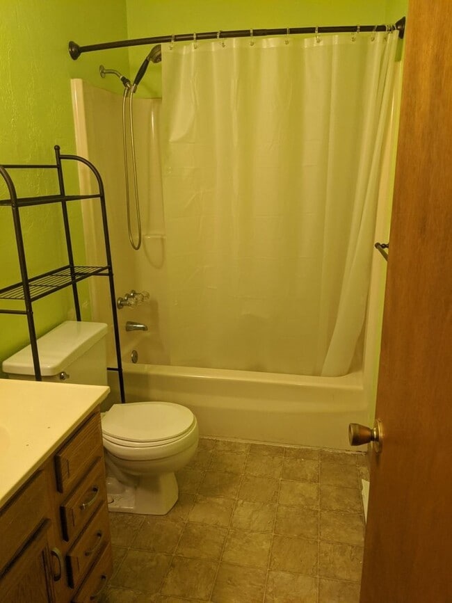 Building Photo - 2 Bedroom Townhome in West York -
