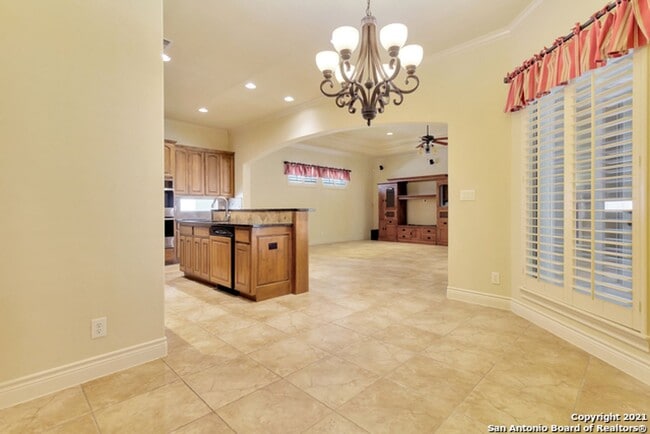 Building Photo - 4 Bedroom/4 Bath Champion Ridge Subdivision