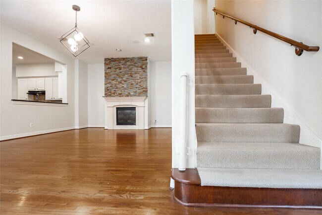 Building Photo - 2923 Royal Oaks Crest