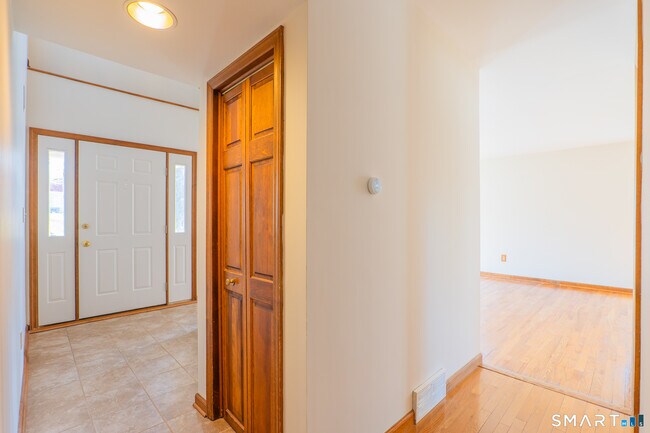 Building Photo - 9 Pleasant St