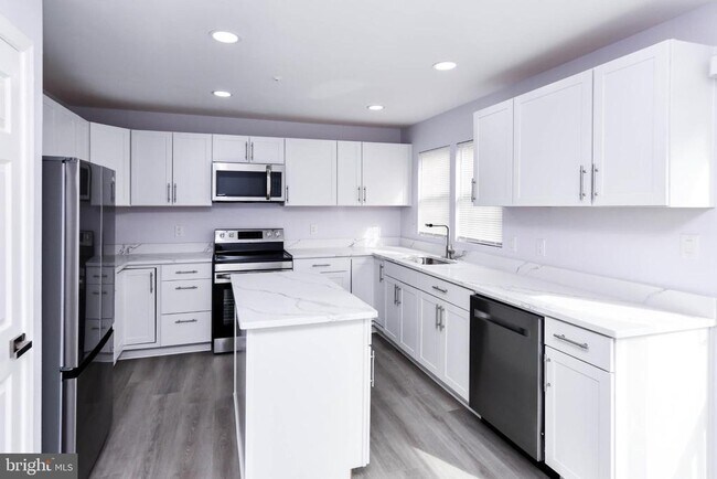 Building Photo - 915 Westlake Dr