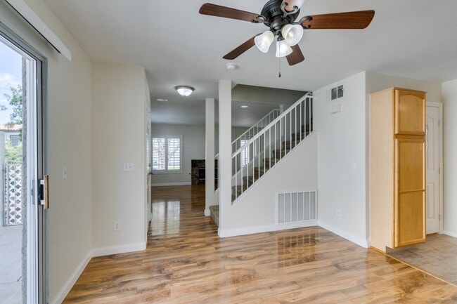 Building Photo - 3 Bedroom 2.5 Bathroom Townhouse in Henderson.