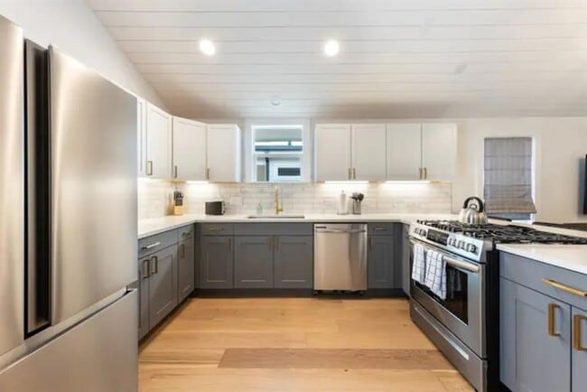 Building Photo - 2319 Santa Rita St