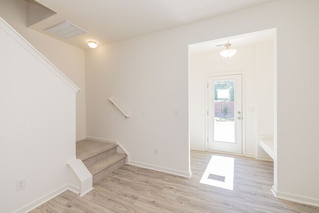 Building Photo - Cover front porch, two bedroom 2 1/2 bath townhome