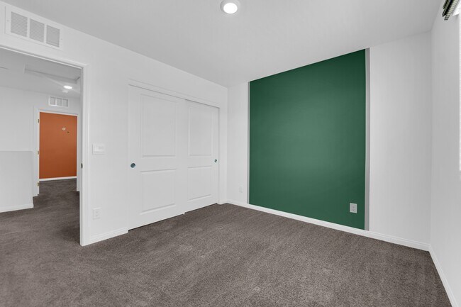 Building Photo - 4747 Bluebird Clfs Ave