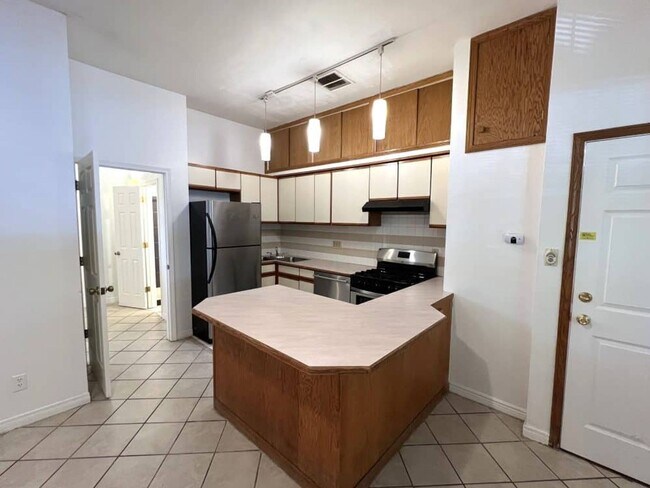 Building Photo - August 2026 Pre-Lease! One Bedroom on the Hill