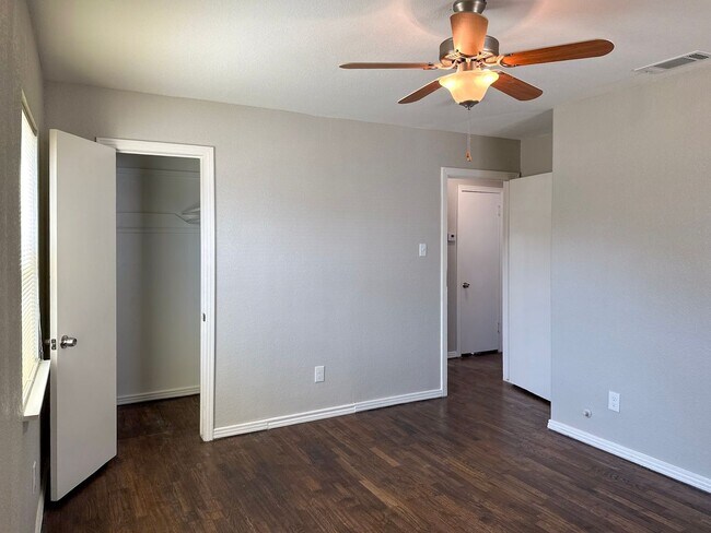 Building Photo - 2 Bed / 1 Bath / Detached Garage