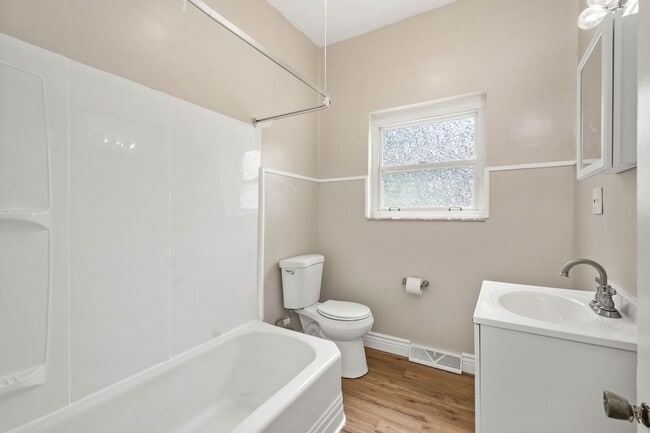 Building Photo - 447 Elm Rd