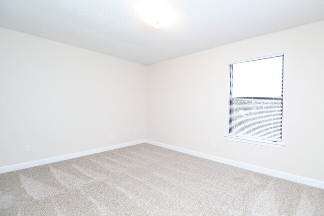 Building Photo - Spacious 2BD/1BA Apartment in Benjamin Oak...