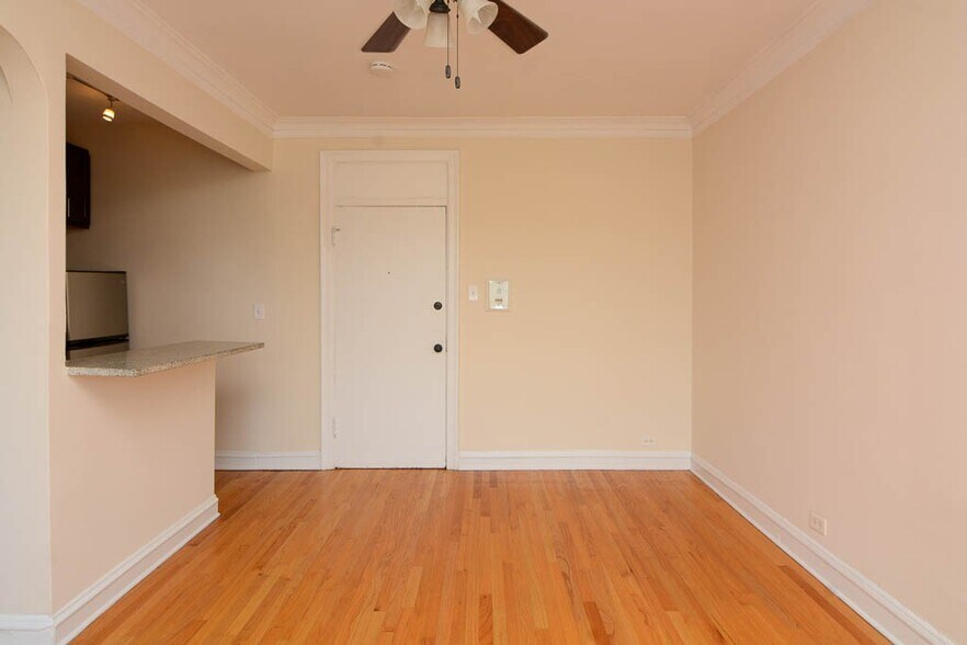 Building Photo - 4644 N Paulina St