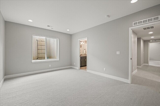 Building Photo - $7,495.00, Stunning 6 bed, 5 bath Ranch-St...