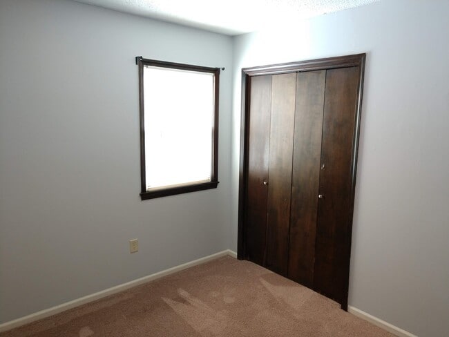 Building Photo - 2 Bedroom Duplex located on East Side of MHK!