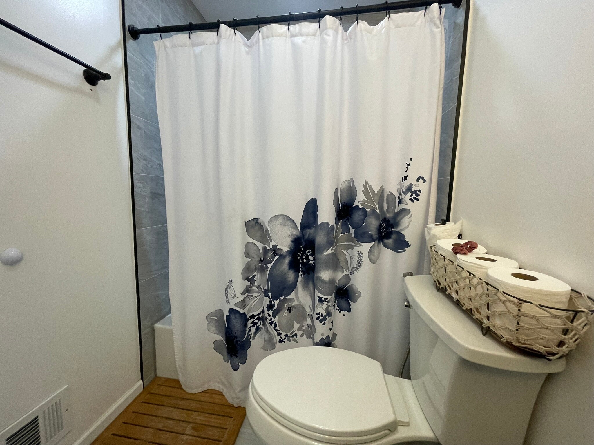 Bathroom1 - 11 Raymond Pl