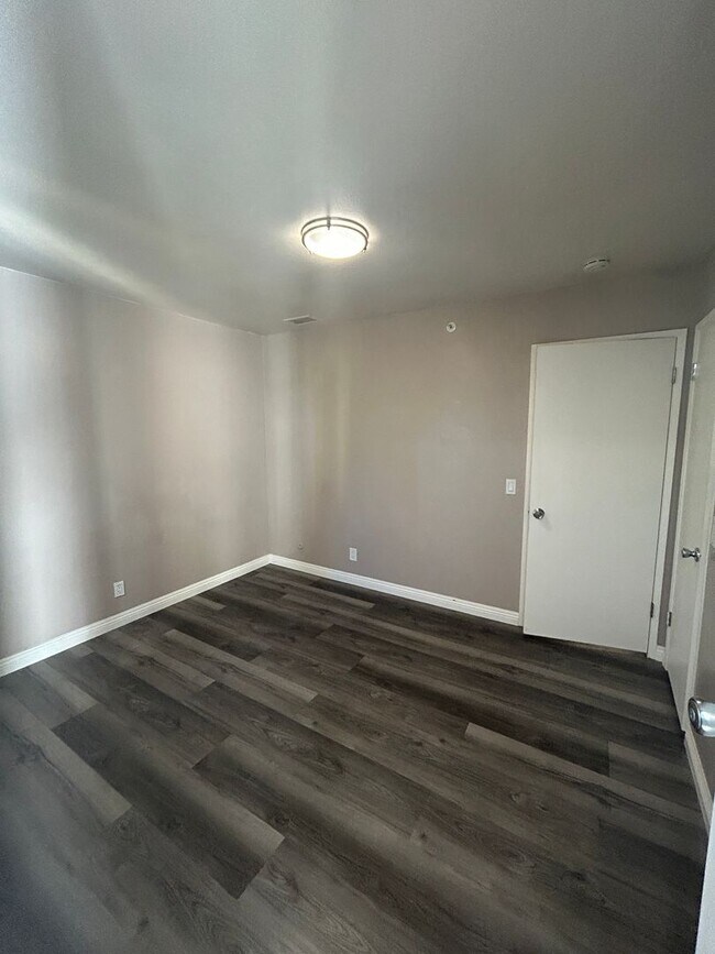 Building Photo - Spacious 4bed/3bath House for rent