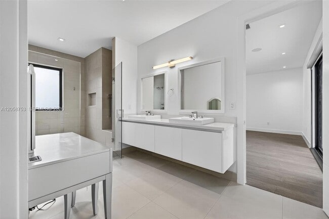 Building Photo - 16709 Botaniko Dr N