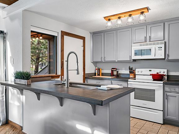 Building Photo - 57026 Tennis Village Ln