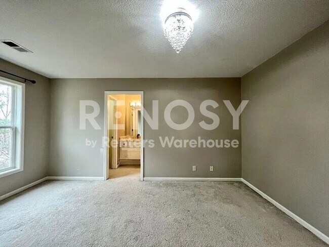 Building Photo - 5 Bedroom Home in Overland Park