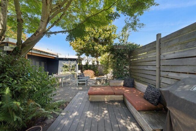 Building Photo - 3 bedroom in Seattle WA 98108