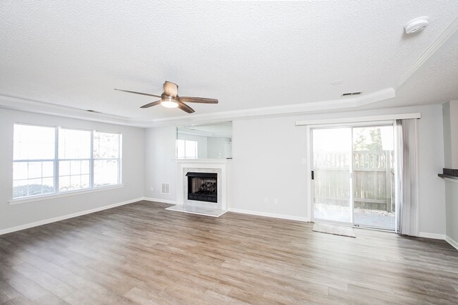 Building Photo - 2 Bedroom 2.5 Bathrooms in South Chesapeake