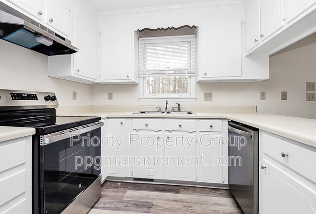 Building Photo - 225 Pineland Ave