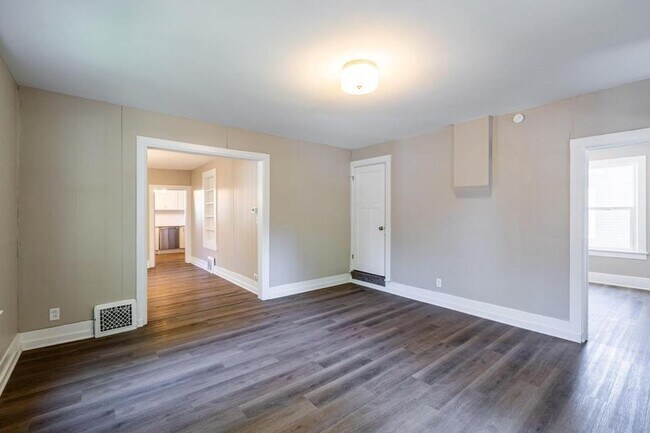Building Photo - Gorgeous Northside Home with Quartz Countertops!