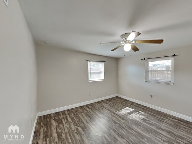 Building Photo - 14 Lamplight Ln